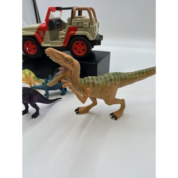 Jurassic World Jeep Wrangler Remote Control Vehicle & Dinosaurs (9) - Picture 5 of 8